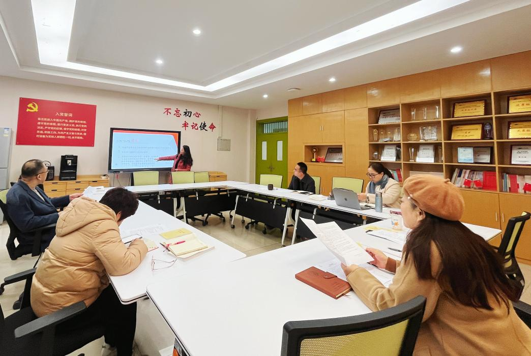 人文学院党委理论学习中心组...